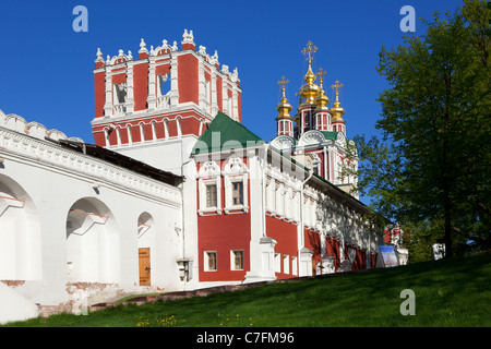 L'over-the-Gate Chiesa della Trasfigurazione (1683-1685) del Convento Novodevichy a Mosca, Russia Foto Stock