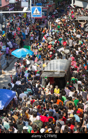 Popolo Thai folla celebrando song kran Capodanno buddhista in Silom Road, Bangkok, Thailandia Foto Stock