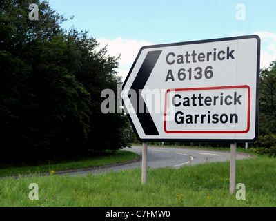 Un cartello stradale che mostra il modo di Catterick Garrison sulla A6136. Foto Stock