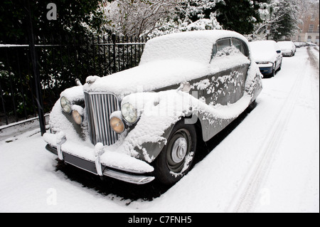 Classic Jaguar ricoperta di neve, Londra dicembre 2011, Inghilterra, Regno Unito Foto Stock