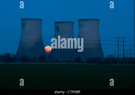 Super Luna, Luna salire dietro Didcot Power Station e le sue torri di raffreddamento al crepuscolo, Didcot, Oxfordshire Foto Stock