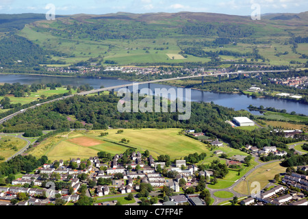 Immagine aerea del ponte Erskine che attraversa il fiume Clyde vicino a Glasgow, in Scozia, Regno Unito, Europa Foto Stock