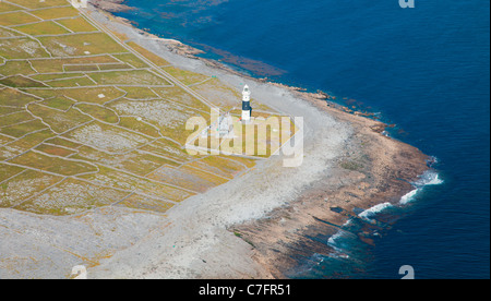 Paesaggio di antenna del faro sull isola Inisheer, parte delle Isole Aran, Irlanda. Foto Stock