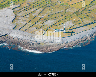 Paesaggio di antenna del faro sull isola Inisheer, parte delle Isole Aran, Irlanda. Foto Stock