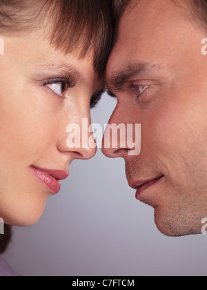Closeup ritratto di un uomo e di una donna di toccare fronte e guardando ogni altro Foto Stock