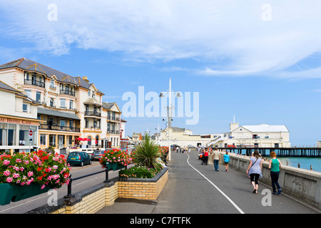 Il molo e la passeggiata sul lungomare con il Royal Hotel a sinistra, Bognor Regis, West Sussex, in Inghilterra, Regno Unito Foto Stock