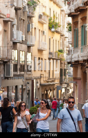 Gli acquirenti italiani di Napoli via dello shopping. Campania, Italia. Foto Stock