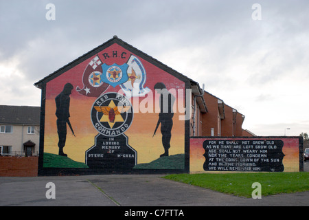 Mano rossa commando memorial a stevie mccrea parete lealisti pittura murale di west belfast Irlanda del Nord Foto Stock