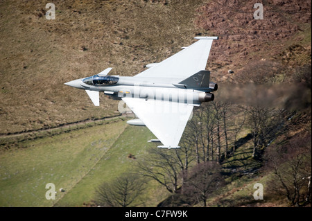 Royal Air Force Eurofighter Typhoon aeromobili su una bassa formazione di volo volo sulle colline del Galles centrale, shot dalle colline. Foto Stock