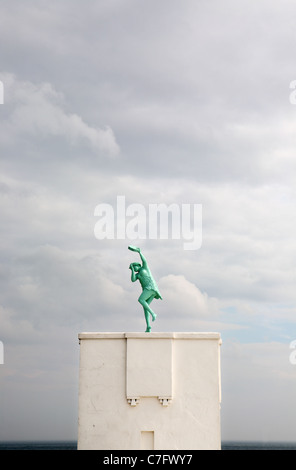 Femmina scultura baccanali sopra la città spagnola , Whitley Bay, a nord-est dell' Inghilterra, Regno Unito Foto Stock