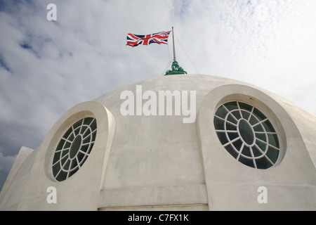 Unione battenti bandiera sopra la città spagnola, Whitley Bay, a nord-est dell' Inghilterra, Regno Unito Foto Stock