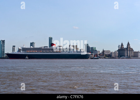 La Queen Mary 2 visite Liverpool. Foto Stock