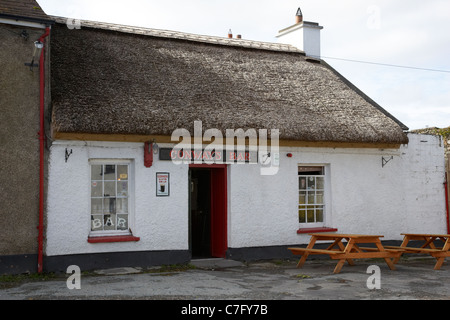 Conways bar con il tetto di paglia pub irlandese ramelton County Donegal Repubblica di Irlanda Foto Stock