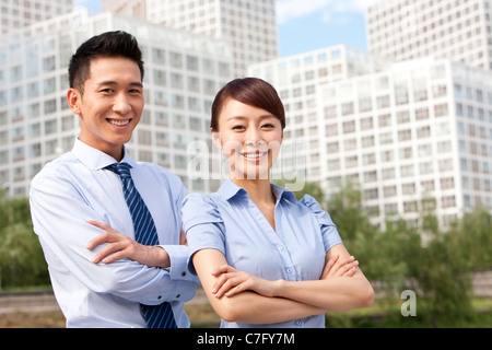 I colleghi in piedi insieme con fiducia Foto Stock