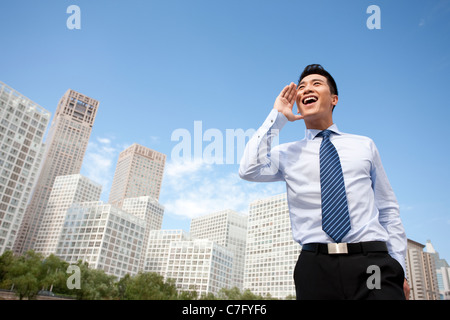 Imprenditore grida all'aperto Foto Stock