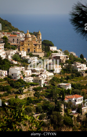 Sunny View di Praiano, Costiera Amalfitana tra cui la chiesa di San Gennaro con il Mar Tirreno - Golfo di Salerno Foto Stock