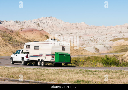 I turisti guidare un veicolo per attività ricreative attraverso il Parco nazionale Badlands in Sud Dakota. Foto Stock