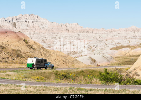 I turisti guidare un veicolo per attività ricreative attraverso il Parco nazionale Badlands in Sud Dakota. Foto Stock