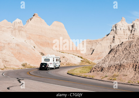 I turisti guidare un veicolo per attività ricreative attraverso il Parco nazionale Badlands in Sud Dakota. Foto Stock