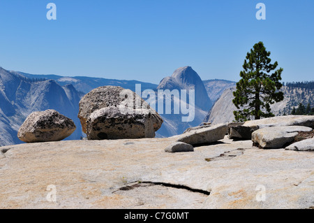 Grandi massi di granito trasportati dal ghiacciaio decorano il paesaggio. Parco Nazionale di Yosemite in California, Stati Uniti d'America. Foto Stock