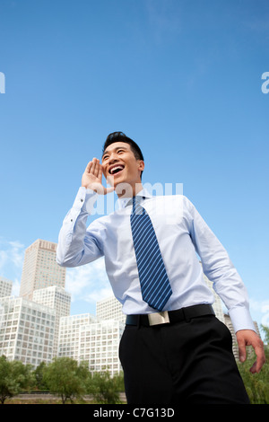 Imprenditore grida all'aperto Foto Stock