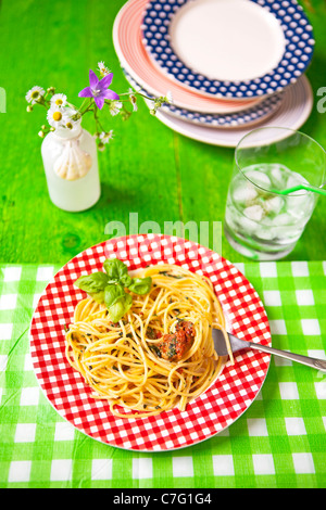 Spaghetti con pesto, reso ​​from pomodori secchi, grana, pecorino, rucola, basilico, pinoli e aglio Foto Stock