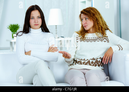 Foto di bella donna che guarda la sua figlia adolescente durante l'argomento Foto Stock