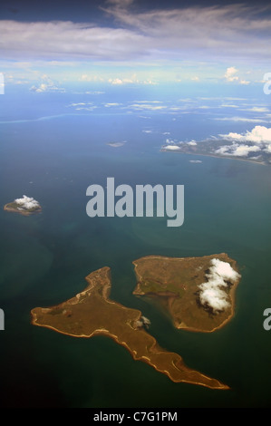 Vista aerea della remota isola di Stanley (sinistra) e la Flinders Island, importanti siti aborigeni sulla parte nord della Grande Barriera Corallina Foto Stock