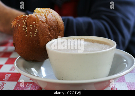 Cioccolato e pane. Tradizionale break fast nella città di Oaxaca, Messico. Sito del Patrimonio Mondiale UNESCO Foto Stock