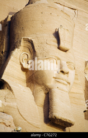 In prossimità di una delle Statue colossali, il grande tempio di Ramses II ad lago Nasser, Abu Simbel, un sito Patrimonio Mondiale dell'UNESCO Foto Stock