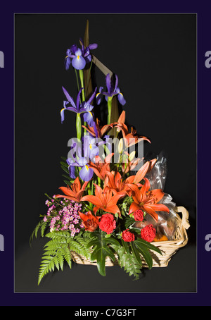 Addobbo Floreale Iris Lily bordo blu Foto Stock