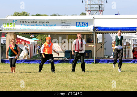 Raccolta fondi per ballare e cantare per il NHS in Somerset al bagno e West Show Foto Stock