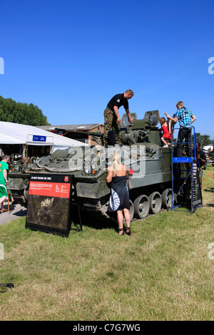 Un esercito britannico guerriero di combattimento blindati veicolo sul visualizzatore in corrispondenza di un centro di reclutamento parte del bagno e West show in Somerset Foto Stock