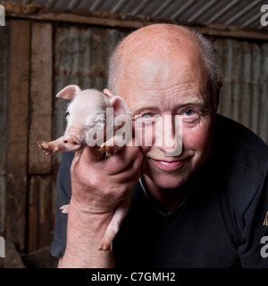 Allevatori con maialino, Hornafjordur, Islanda Foto Stock