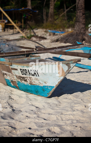 Vecchio tradizionale barca da pesca denominata Boracay, sulla spiaggia di sabbia bianca, Boracay Island, Filippine. Foto Stock