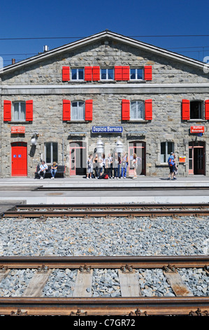 Ospizio Bernina stazione ferroviaria al Berninapass. La Svizzera, Europa, Grigioni, Patrimonio Mondiale UNESCO Rhaetien ferrovia. Foto Stock
