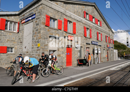 Gli amanti della mountain bike all'Ospizio Bernina stazione ferroviaria sulla Berninapass. La Svizzera, Grigioni. Foto Stock