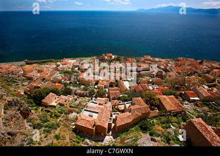 Il medievale 'castletown' di Monemvasia (o Malvasia'), in Laconia Prefettura, Peloponneso, Grecia Foto Stock