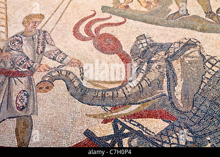 Mosaico nel corridoio di scene di caccia, la Villa Romana del Casale di Piazza Armerina, SICILIA, ITALIA Foto Stock