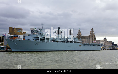 HMS Albion, ormeggiata a Liverpool waterfront, come parte di una sei giorni di visita per contrassegnare 10 anni dal suo lancio. Foto Stock