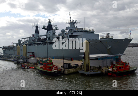 HMS Albion, ormeggiata a Liverpool waterfront, come parte di una sei giorni di visita per contrassegnare 10 anni dal suo lancio. Foto Stock