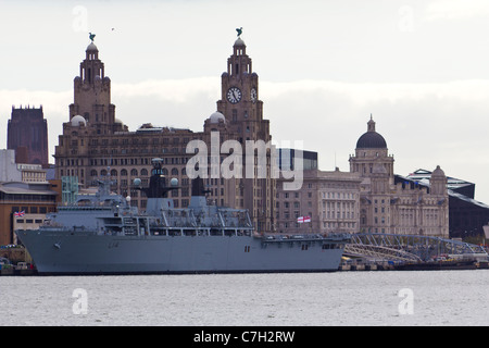 HMS Albion, ormeggiata a Liverpool waterfront, come parte di una sei giorni di visita per contrassegnare 10 anni dal suo lancio. Foto Stock