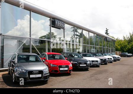 Una linea di nuove vetture Audi presso una concessionaria auto nel Sussex, Regno Unito. Foto Stock