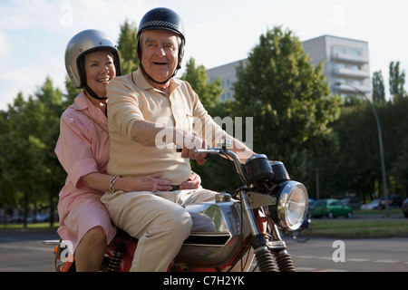 Coppia senior in moto Foto Stock