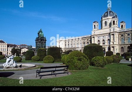 Austria, Vienna, vista del Museo di Storia Naturale, Maria Teresa monumento e giardino Foto Stock