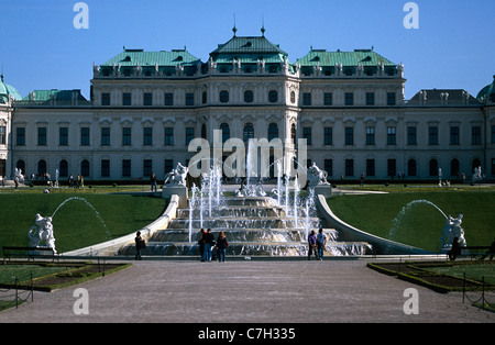 Austria, Vienna, Superiore Palazzo Belvedere e fontana Foto Stock