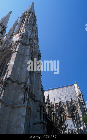 Austria, Vienna, basso angolo di visione della chiesa votiva Foto Stock