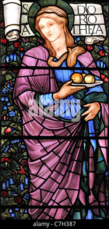 Una finestra di vetro colorato, da Edward Burne-Jones, raffigurante Santa Dorotea in St Martin's Church, Brampton, Cumbria, Inghilterra Foto Stock