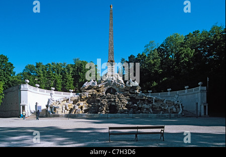 Austria, Vienna, Obelisco fontana al Palazzo di Schonbrunn con banco vuoto in primo piano Foto Stock