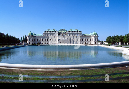 Austria, Vienna, Castello del Belvedere, la vista della parte superiore del Palazzo Belvedere con il bacino idrico in primo piano Foto Stock